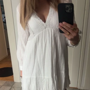 Vit klänning med spetsdetaljer från Zara - Säljer den här fina vita sommarklänningen från Zara, passar perfekt till skolavslutning eller student😍Den är i storlek M men passar även personer med storlek S. Köpte för 600 kr❤️