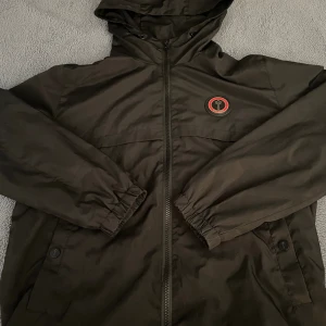Trapstar windbreaker - Knappt använd. Väldigt bra skick, passar 170-180 