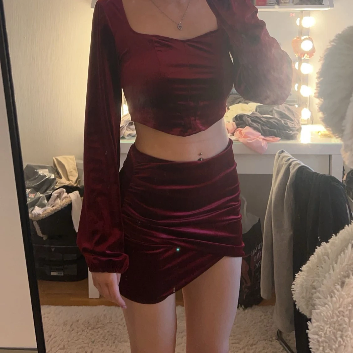 Vinrött set från Nelly