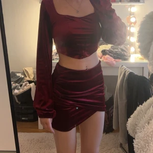 Vinrött set från Nelly - använt 2 gånger. 