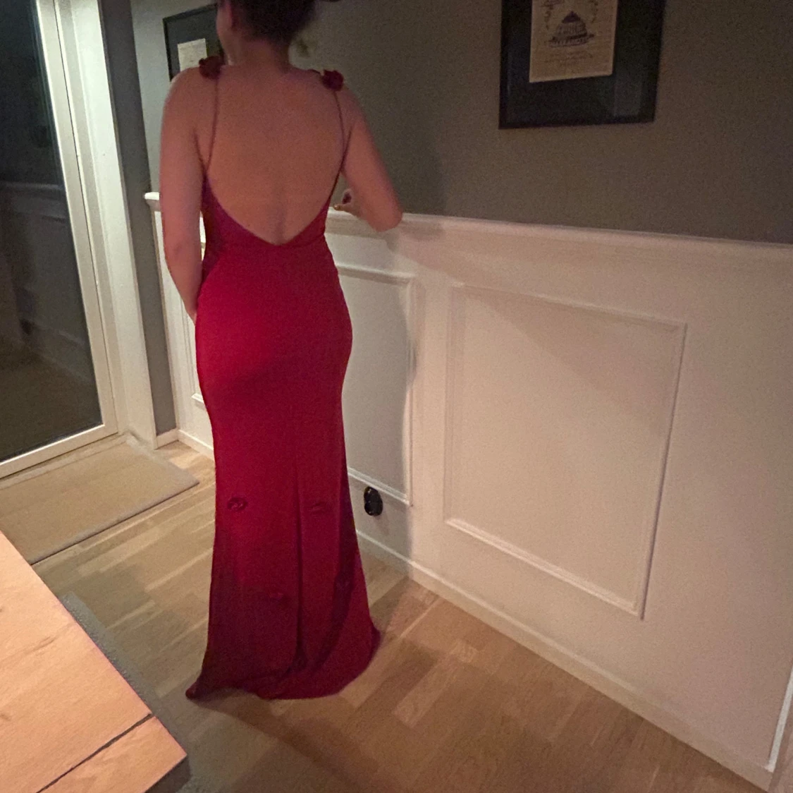 Röd balklänning med blomdetaljer - 2