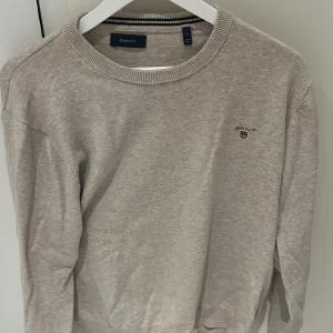 Beige tröja från GANT - Säljer denna nu för att den är för stor, den har inga hål eller fläckar