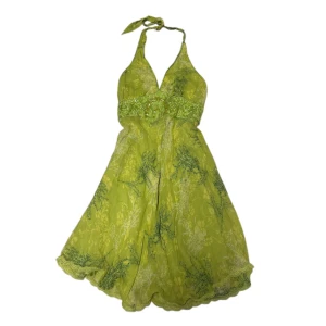 Grön halterneckklänning med paljetter - Har en dragkedja. 100% silk. Står ingen storlek men passar en S-M.  Kontakta vid intresse <3