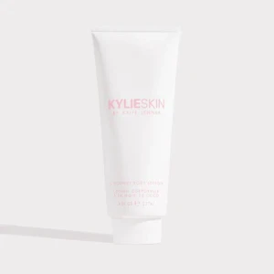 Ny! Kylie Skin Coconut Body Lotion - Helt ny! Kylie Skin Coconut Body Lotion är en återfuktande kroppslotion med kokosolja, sheasmör och jojobaolja. Den kommer i en vit tub på 237 ml och har en lätt, krämig konsistens som snabbt absorberas av huden. Perfekt för dig som vill ha silkeslen och mjuk hud med en fräsch doft av kokos. Nypris 379:-