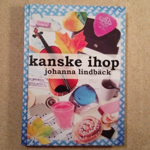 Kanske ihop - Säljer boken 'Kanske ihop' av Johanna Lindbäck. Omslaget är färgglatt med collage av höstlöv, fika, noter och musikinstrument. Inlagan har hjärtmönster. Perfekt för dig som gillar ungdomsromaner om vänskap och kärlek.