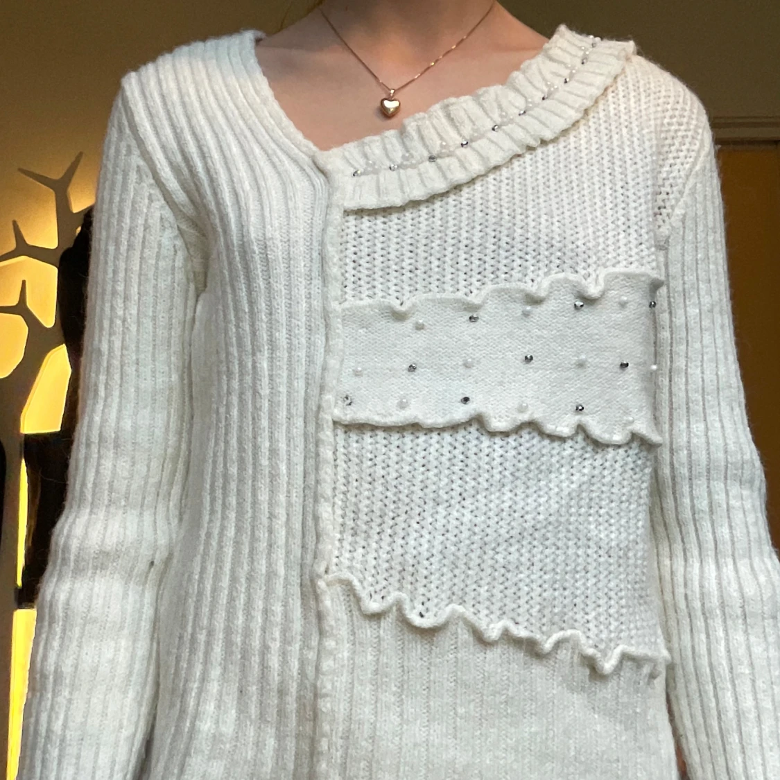 Vit stickad tröja med pärldetaljer