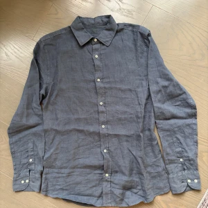 Zara Mörkblå Linne Skjorta - Säljer en knappt använd mörkblå linne skjorta från zara i storlek Large