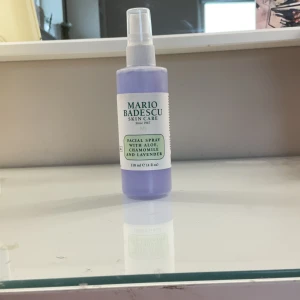 Mario Badescu Face Mist med lavendel - Face mist från Mario Badescu med aloe vera, kamomill och lavendel. Har aldrig använt och är som ny. Kommer i en lila plastflaska med sprayfunktion, 118 ml. Perfekt för att fräscha upp huden under dagen och ge en återfuktande känsla. 