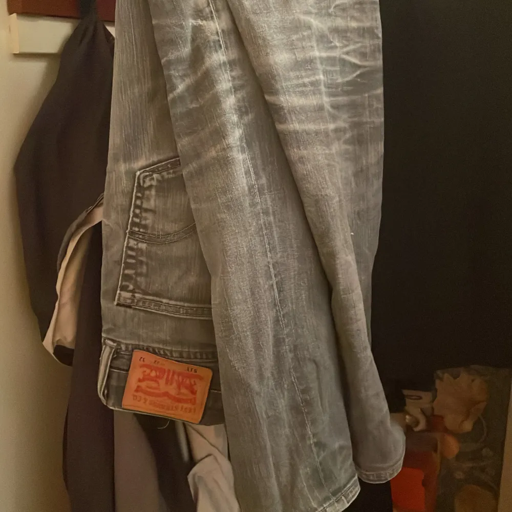 Ett par sköna jeans från Levi’s, hyfat skick 7/10 använda i 5 månader. Bra pass form och super bekväma! Hör av er vid intresse🥇.. Jeans & Byxor.