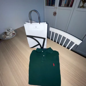 Ralph Lauren piké xs - Hej Säljer nu denna riktigt snygga Ralph Lauren piké som är i storlek XS. Den är köpt på NK i Stockholm och original priset ligger på runt 1399kr. Den är endast använd några gånger och den är i riktigt bra skick. Modellen är slim fit. Hör av dig om d