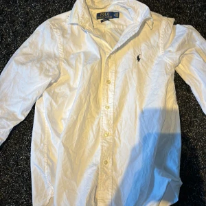 Ralph lauren skjorta vit - Säljer denna feta Ralph lauren skjortan i storlek 155-160 eftersom jag inte använder den längre nypris från kidsbrandstore är 999 mitt pris 350 varan har inga skador och skicket är 10/10 