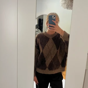 Brun stickad tröja från Carin Wester  - Jag säljer en brun stickad tröja från Carin Wester. Den är i super bra skick och är inte stickig🥰