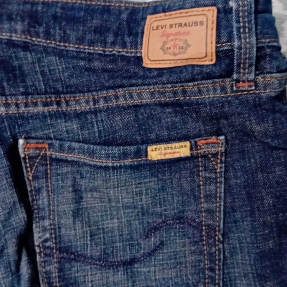 As snygga mid rise boot cut jeans från levis som tyvvär har blivit för små för mig! Står att det är en size 12 i americanska storlekar! Obs! Dem är mer grå/mörk blå i verkligheten än på bild!❤️❤️ Pris kan diskuteras💕. Jeans & Byxor.