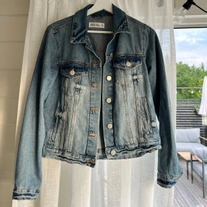 Jeansjacka  - Jeansjacka som knappt är använd. Storlek M 💗