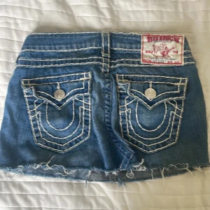 True religion minikjol - Säljer denna supersöta jeanskjolen från true religion, nypris runt 1400💕