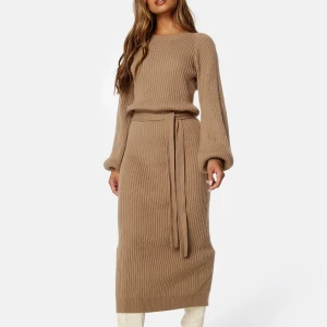 Stickad klänning från Bubbleroom  - Denna superfina stickade klänningen passar perfekt för hösten och vintern, den är lika mysig som den är fin 💓 originalpris ligger på 799 kr, säljer den för 400 🤍 