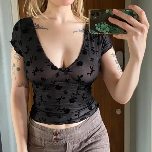 T-shirt - Jättefin topp med ljusgrått undertyg, aldrig använd. Säljer även en med brunt undertyg