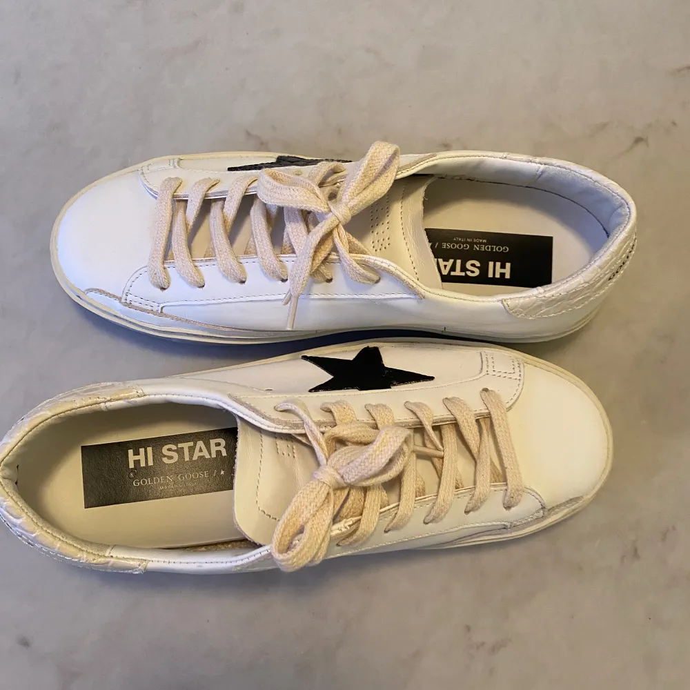 Säljer mina sprillans nya Golden Goose sneakers! De är helt oanvända. Medföljer original kartong, dustbag, äkthetsintyg m.m. De är handgjorda i Italien och har en klassisk Golden Goose ”look”. Slutsålda överallt! Funkar med alla kläder av ditt val. . Skor.