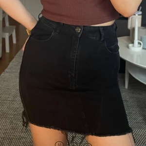 Svart jeanskjol - Svart jeanskjol i något stretchigt material. 