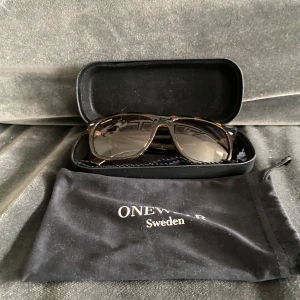 ONEWEAR Sweden Solglasögon  - Rätt så nya Onewear Solglasögon 😎 inga repor! Priset kan diskuteras:)   Det ser ut som ett par Ray-Ban Boyfriend💯