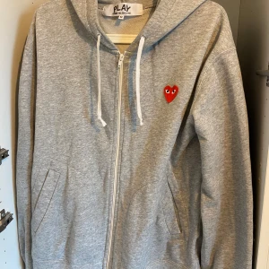 Cdg hoodie  - En commes des garcon ziphoodie köpt förra året. Skicket är fortfarande som nytt och inga deffekter finns över huvudtaget. 