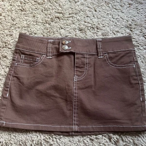Jeans kjol - Säljer denna snygga jeans kjolen då den inte kommer till användning, och har knappt använt 1 gång så som ny. Passar nu i höst eftersom den är brun🍂