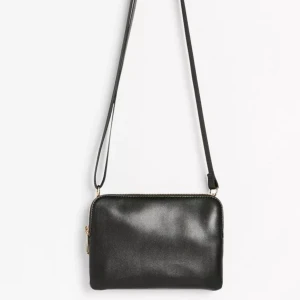 Snygg väska - Säljer denna snygga väskan ifrån Lindex då jag köpte en ny väska. Jättebra skick, det har bara lossnat lite på två ställen, men syns inte! Köpte för 249kr! Öppen för prisförslag💗