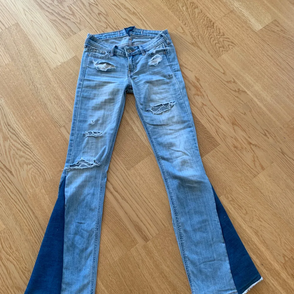 Ljusblå hollister jeans. Jeansen är ripped och modellen är flaire. Dom är lågmidjade. Skriv om ni vill ha mer bilder!! 💗💗💗. Jeans & Byxor.