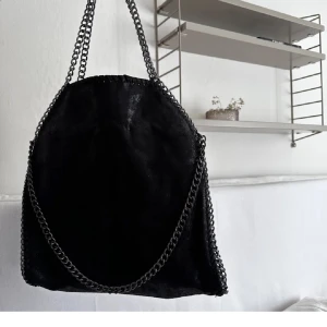 Stella McCartney liknande väska  - Säljer min jätte fina Stella McCartney liknande väska som jag köpte här på Plick för ett tag sen, inte så mycket använd utav mig så i fint skick💕 Skriv privat för frågor eller för fler bilder❤️