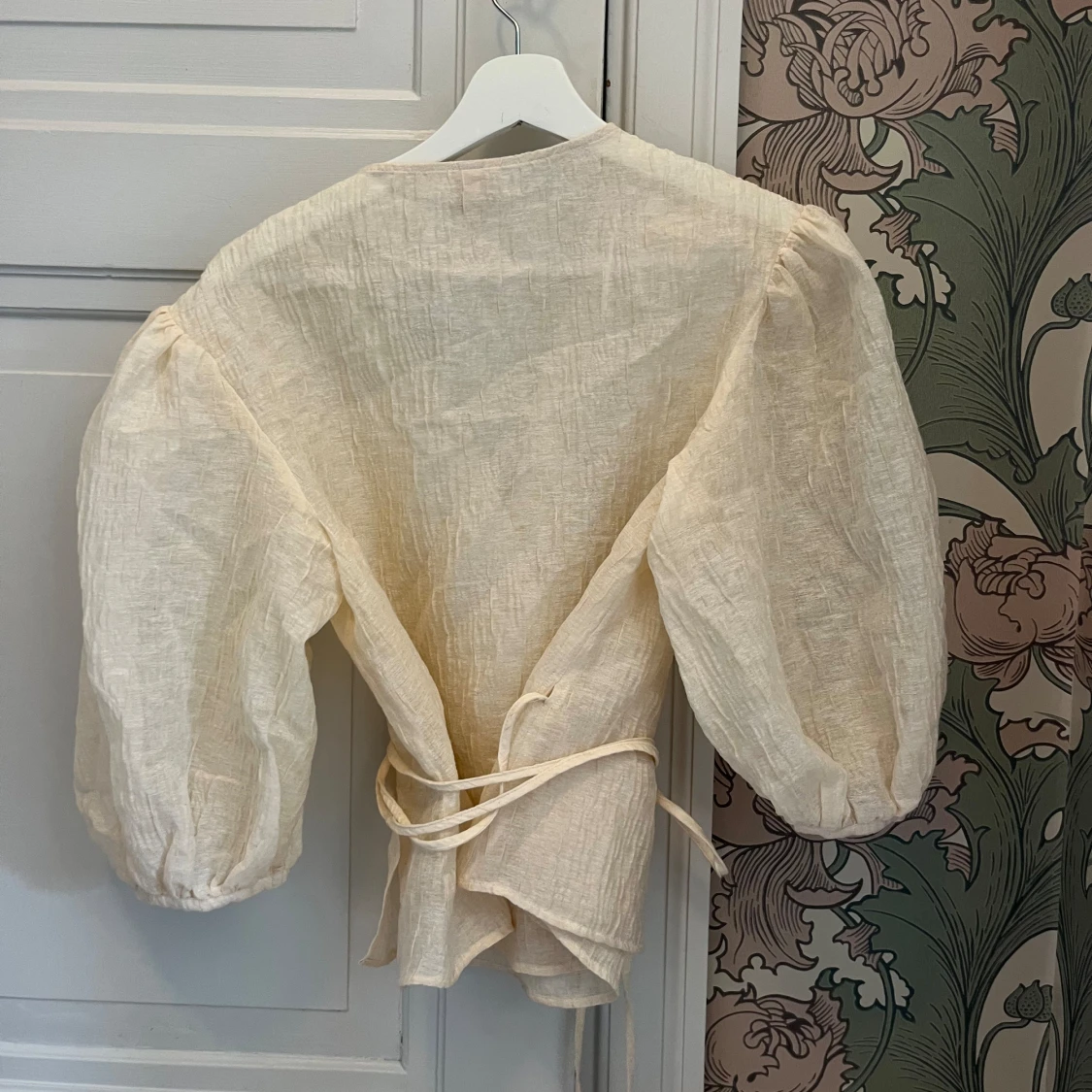 Blus med puffärmar  - 90