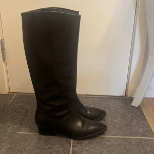 Knähöga stövlar i äkta läder  - Använda 1 gång  Äkta läder  Storlek 39 Låg klack  