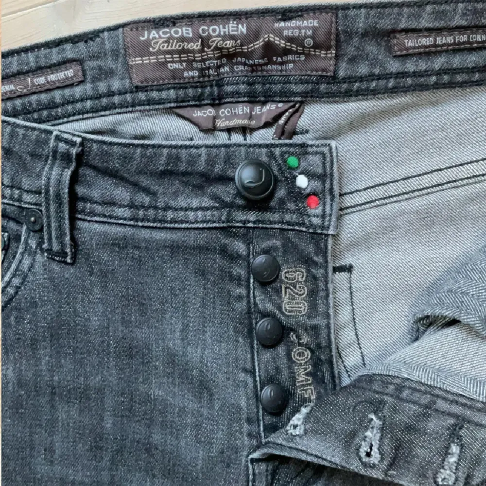 Säljer ett par feta jacob Cohen jeans i storlek 31. Säljs för dom inte passar mig. Nypris 5000 och mitt pris endast 999. Skick 9/10. Skriv ifall ni har funderingar. . Jeans & Byxor.