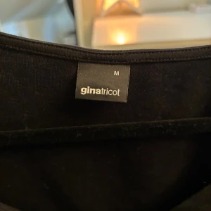 Topp med urigning - Topp från Gina med urigning i strl M