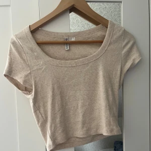 U ringad tröja - VÄLLDIGT bra skick då den aldrig används💕 Storleken är M men den passar säkert någon som är S också Priset går att diskutera 🙌