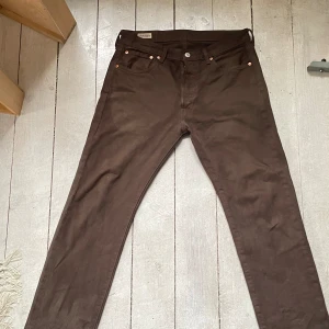 Bruna Levis 501 jeans - Säljer ett par klassiska bruna Levis 501 jeans. De har en rak passform och perfekta för en avslappnad stil och kan matchas med nästan vad som helst. De är i mycket bra skick och knappt använda.