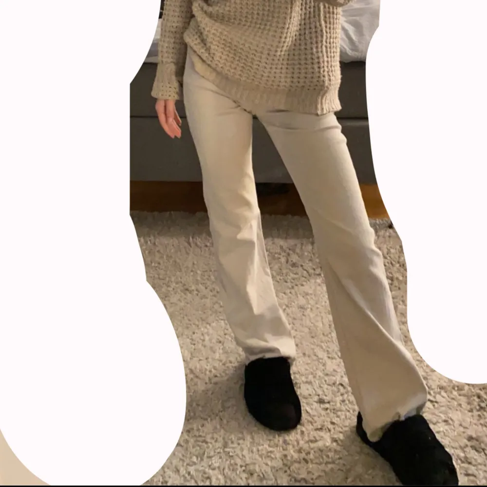 Säljer dessa Low waist bootcut i storlek 36. (Passar även 32/34). Jätte fint skick, jätte fin färg och jätte fin passform. Säljs för 200kr+frakt. Vid intresse är det bara att höra av sig 💗. Jeans & Byxor.