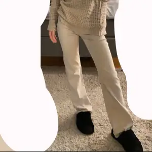 Säljer dessa Low waist bootcut i storlek 36. (Passar även 32/34). Jätte fint skick, jätte fin färg och jätte fin passform. Säljs för 200kr+frakt. Vid intresse är det bara att höra av sig 💗