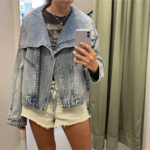 INTRESSEKOLL - Hej är det några intresserade av denna sjukt fina jacka som är najs till hösten??!🔥🦋300-400kr?