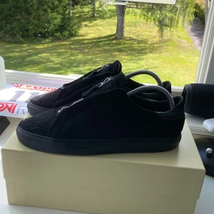 Axel Arigato  - Tjena! Jag säljer mina Arigatos nu st 43. Jag säljer för att dom inte används längre. 6/10 