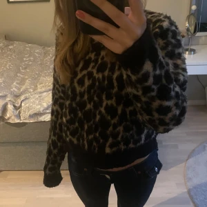Leopard tröja - Säljer nu denna jättefina tröja ifrån Nakd💕 storlek s. Bra skick!  Hör av dig för fler bilder och info. Pris kan diskuteras!