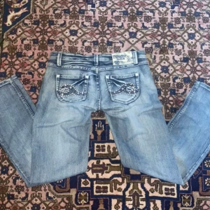 Lågmidjade jeans - Snygga lågmidjade straight/bootcut jeans. De är straight fit på mig som har 26-27/32 i jeansstorlek, men om man har större storlek borde de sitta lite tightare men va bootcut i benen storlek: S-M (M på lapp) defekter: endast saknad sten (se bild 3)
