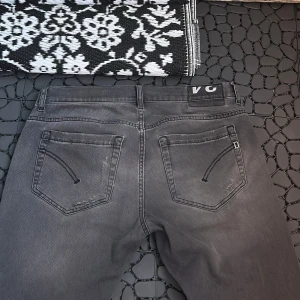 Dondup jeans - Tjena! Säljer nu ett par as feta Dondup jeans säljer dem pga av att dem it passar då jag köpte fel storlek jeansen e använda några en stakar gånger men e i helt nytt skick skickar samma dag som du köper Jenssen e w34 l32 men passar någon me 32 imidja