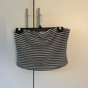 Randig tube topp  - Super snygg tube topp😍😍 endast testad.  Vet ej vart den är ifrån.   Storlek: L