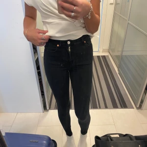 Svarta skinny jeans - Svarta skinny jeans från bikbok i storlek xs, längd 31. Använt dom cirka 5 gånger, bra skick och Inga defekter🩷