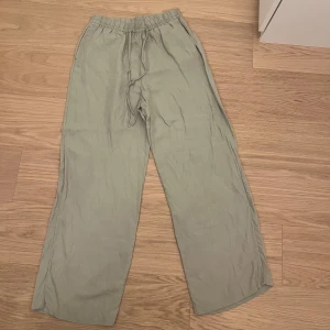 Gröna linnebyxor  - Superfina linnebyxor i en perfekt grön färg. Aldrig använda. 