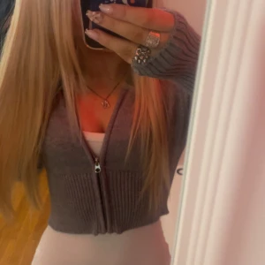 Stickat sett 💕 - Säljer detta jätte snygga stickade sett!💓 helt oanvänt o kommer aldrig till användning för mig (linnet hör ej till) inte nå stickig och jätte skön💞 Det är i storlek 146/152 men passar perfekt på mig som är ca 160🥰 hör av dig om du har nå frågor!