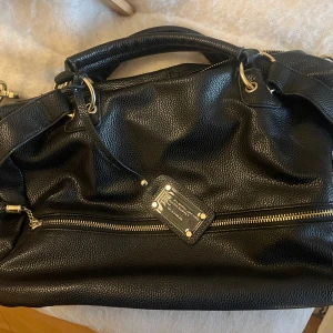 Marc Jacobs väska  - Säljer denna snygga väska, märket är Marc Jacobs men köpt vintage så vet ej om den är äkta eller ej därav priset. Den är i super fint skick bortsätt från att dragkedjan e sönder🩷😊