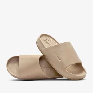 Nike CALM Slides (Sand) - Säljer ett par helt oanvända Nike Calm Slides i khaki/sand färg. Tyvärr var storleken för liten för mig. Kvitto finns vid förfrågan. Perfekt tillfälle att få tag på dessa populära slides i nyskick! Stl 45 men är lite små i storleken. Ordpris: 629:-