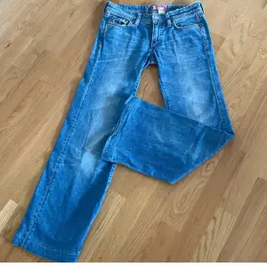 Säljer dessa fina jeans då de inte kommit till användning! Jag skulle säga att dom är i storlek S/M, Dom är lite för långa för mig som är 159 så dom passar någon som är lite längre, De är ifrån flary och är lågmidjade bootcut Skriv om ni är intresse❤️