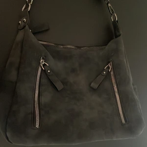 Väska  - Säljer en helt ny väska! Aldrig använt, OBS: längre band medföljer!